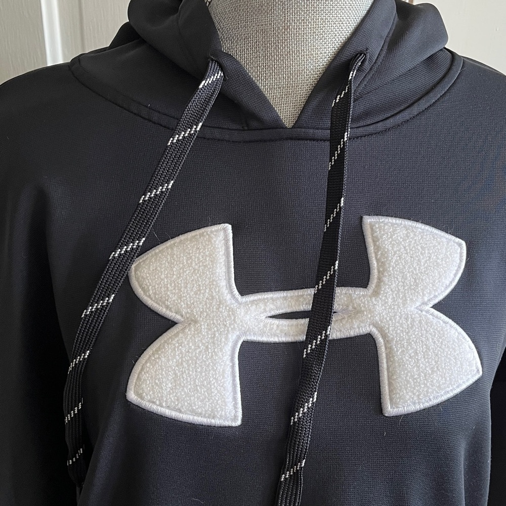 UNDER ARMOUR BLACK HOODED SWEATSHIRT